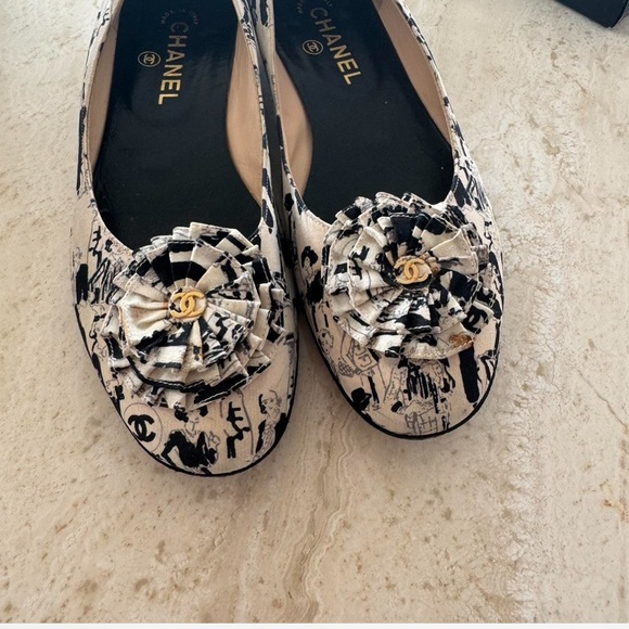 Vintage Chanel black and white Coco silk ballerina's with rosette - Picture 3 of 7